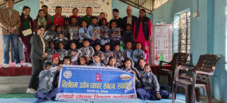 तिलोत्तमा उद्योग व्यापार संगठनद्वारा विद्यार्थीलाई न्यानो कपडा वितरण