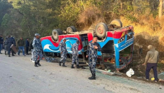 बनभोजको  लागि बर्दियाबाट आएको बस दाङमा दुर्घटना