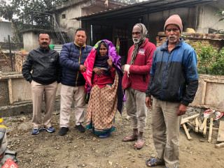 सिद्धार्थनगर–६ का वडा सदस्य केसीद्वारा कम्मल वितरण