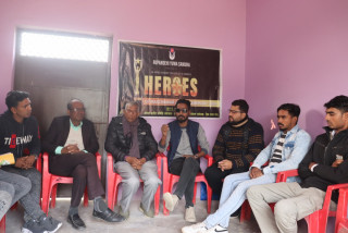 रुपन्देही युवा समूहले ‘हिरोज अफ मर्चवार अवार्ड’ प्रदान गर्दै