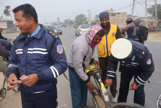 दुर्घटना न्यूनीकरणका लागि साईकल र ट्याक्टरमा ‘रिफ्लेक्टर स्टीकर’ टाँस