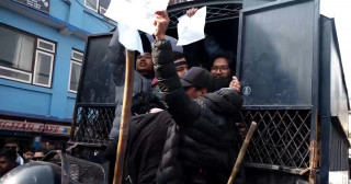 माइतीघरको निषेधाज्ञा खारेज गर्नुपर्ने भन्दै प्रदर्शनमा उत्रेका नेविसंघ आवद्ध विद्यार्थी प्रहरी नियन्त्रणमा