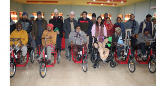 सियारीद्वारा अपांगता भएका व्यक्तिलाई सहायता सामाग्री प्रदान
