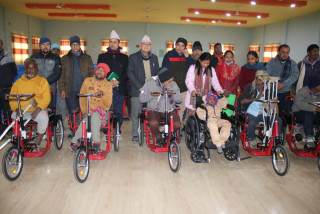 सियारीद्वारा अपांगता भएका व्यक्तिलाई सहायता सामाग्री प्रदान