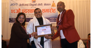 खबरपात्रोका प्रधान सम्पादक घिमिरे सम्मानित