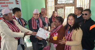 सियारीमा रहेका अव्यवस्थित बसोबासीलाई लालपूर्जा वितरण