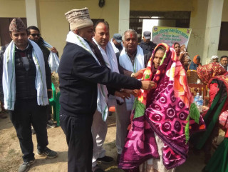 मर्चवारी–४ मा विपन्न परिवारलाई कम्बल वितरण