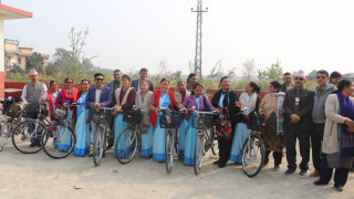 तिलोत्तमा–५ का स्वास्थ्य स्वयंसेविकालाई साईकल वितरण