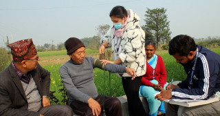 सियारीमा जेष्ठ नागरिक तथा अपांगता भएका व्यक्तिहरुलाई घरमै पुगेर स्वास्थ्य परीक्षण