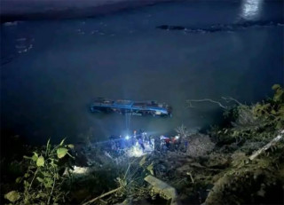 लुम्बिनीबाट छुटेको बस दुर्घटना : ५ जनाको मृत्यु, ३८ जनाको उद्धार