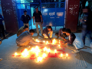 धादिङ बस दुर्घटनामा ज्यान गुमाउनेको सम्झनामा दीप प्रज्वलन