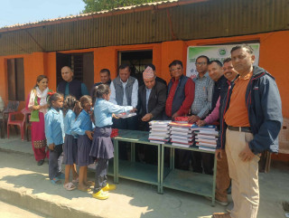 अर्घाखाँची सिद्धार्थनगर सम्पर्क समाजद्वारा शैक्षिक सामग्री वितरण