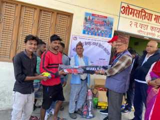 ओमसतिया–२ मा खेलकुद सामग्री वितरण