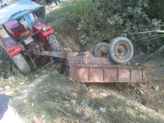 मर्चवारमा ट्याक्टर पल्टिदा १५ बढी घाइते