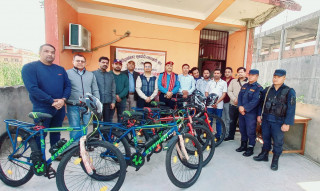 सिद्धार्थनगर सुनचाँदी व्यवसायी संघद्वारा रुपन्देही प्रहरीलाई साइकल हस्तान्तरण