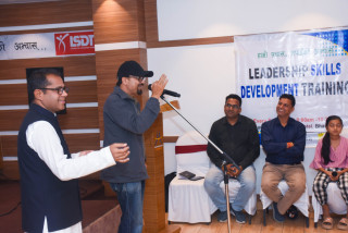 क्यामेरा बोक्ने क्यामराम्यान माइक समात्दै बोल्न सिक्दैछन्