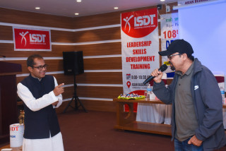 क्यामेरा बोक्ने क्यामराम्यान माइक समात्दै बोल्न सिक्दैछन्