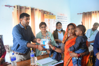 रोहिणीमा कुपोषण भएका बालबालिकालाई पोषिलो आहार वितरण