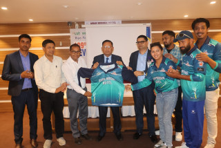 एसियन बुद्ध होटलद्वारा तिलोत्तमा क्रिकेट एकेडेमीलाई जर्सी हस्तान्तरण