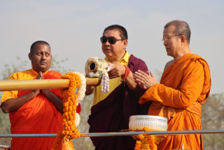 उपाध्यक्ष डा. लामा र थाई धर्मदुत प्रमुख फ्रा वोङले चढाए बलिटिल बुद्धको प्रतिमामा पानी