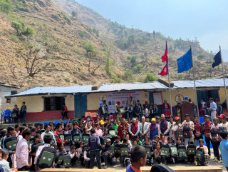 भुकम्पप्रभावित विद्यार्थीहरुलाई शैक्षिक सामग्री तथा न्यानो कपडा वितरण