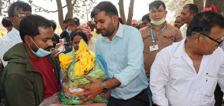 आगलागी प्रभावित परिवारलाई राहत सामग्री वितरण गर्दै रोहिणी गाउँपालिका