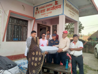 आगलागीपीडित १६ घरपरिवारलाई रेडक्रसद्वारा राहत वितरण