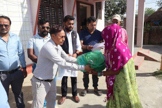 मोबाइल व्यवसायी संगठनद्वारा सम्मरीमाईका आगलागीपीडितलाई राहत वितरण