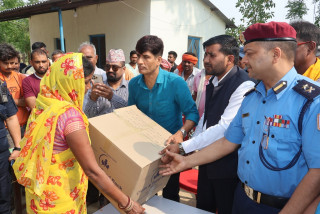 रोहिणीका आगलागी पीडितलाई लत्ताकपडा वितरण