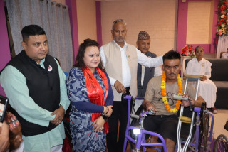 श्री संजय साई सेवा समूह रुपन्देहीद्वारा ह्वील चेयर वितरण