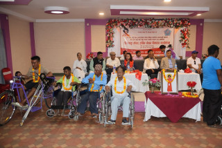 श्री संजय साई सेवा समूह रुपन्देहीद्वारा ह्वील चेयर वितरण