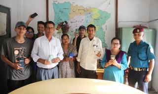 हराएका मोबाइल फेला पारी रुपन्देही प्रहरीले सम्बन्धित धनीलाई बुझायो