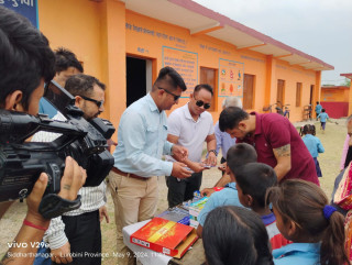 राष्ट्रिय युवा संघ ओमसतियाद्वारा विद्यार्थीलाई शैक्षिक सामग्री वितरण