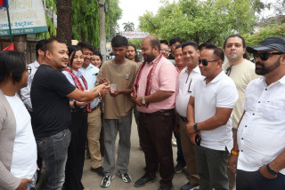 राष्ट्रिय युवा संघ सिद्धार्थनगरद्वारा पानी र भेली वितरण