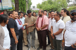 राष्ट्रिय युवा संघ सिद्धार्थनगरद्वारा पानी र भेली वितरण