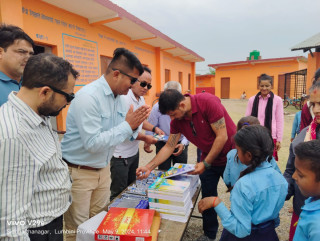 राष्ट्रिय युवा संघ ओमसतियाद्वारा विद्यार्थीलाई शैक्षिक सामग्री वितरण