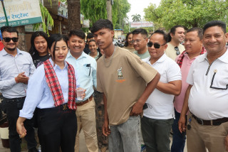 राष्ट्रिय युवा संघ सिद्धार्थनगरद्वारा पानी र भेली वितरण