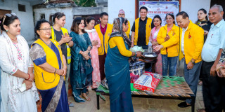 रोहिणीका आगलागी पीडितलाई लायन्सद्वारा राहत वितरण