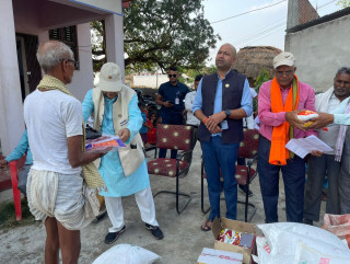 पूर्वमन्त्री तथा सांसद् शुक्लद्वारा आगलागी पीडितलाई राहत वितरण