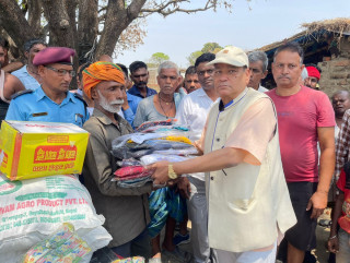 पूर्वमन्त्री तथा सांसद् शुक्लद्वारा आगलागी पीडितलाई राहत वितरण