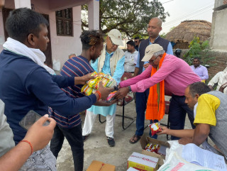 पूर्वमन्त्री तथा सांसद् शुक्लद्वारा आगलागी पीडितलाई राहत वितरण