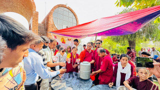 अमिताभ बुद्ध बौद्ध विहारद्वारा पानी तथा मिठाइ वितरण