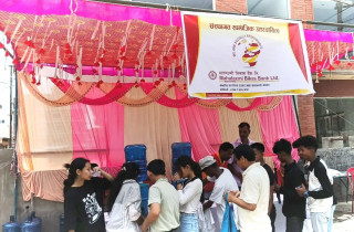 महालक्ष्मी बैंकद्वारा पानी तथा मिठाइ वितरण