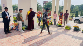 लुम्बिनी विकास कोषका उपाध्यक्ष डा.लामाद्वारा अग्नीपीडितलाई खाद्यान्न सहयोग