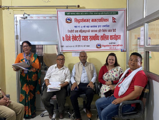 सिद्धार्थनगर–५ मा सेनेटरी प्याड बनाउन सिक्दै किशोरीहरु