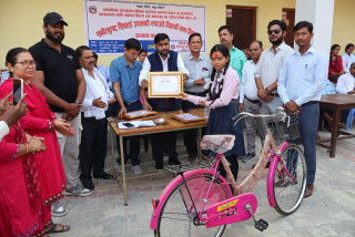 रोहिणीमा छात्राहरुलाई साईकल वितरण तथा विद्यार्थी र शिक्षकलाई सम्मान