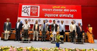 श्रमाधान मेलाले राेजगारदाता र श्रमिककाे खाडल पुर्छ : मन्त्री अर्याल