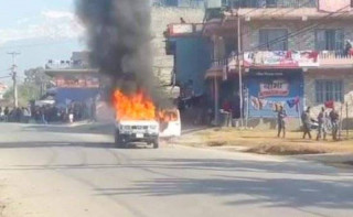 आन्दोलनरत विद्यार्थीको आक्रोशित समूहद्धारा सरकारी गाडीमा आगजनी