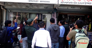 सामुदायिक विद्यालयले भाडामा लगाएका सटरहरुमा महानगरले लगायो ताला