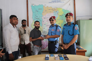 चोरी र हराएको २४ वटा मोबाइल रुपन्देही प्रहरीले सम्बन्धित धनीलाई बुझायो